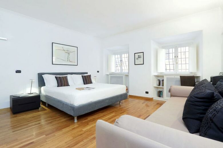 The Spanish Steps Apartment on Via della Mercede - Rome, Italy