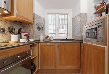 The Spanish Steps Apartment on Via della Mercede - Rome, Italy