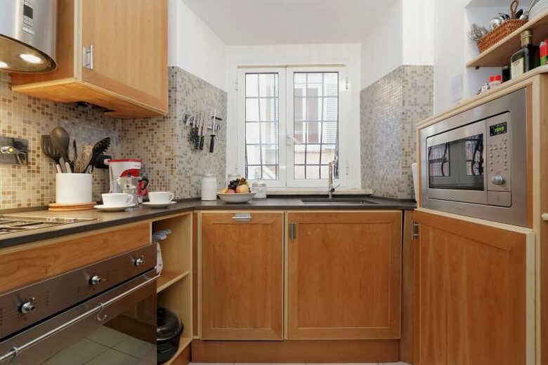 The Spanish Steps Apartment on Via della Mercede - Rome, Italy