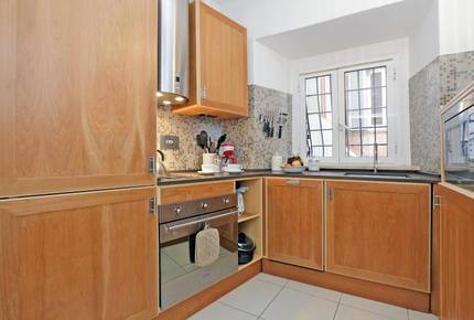 The Spanish Steps Apartment on Via della Mercede - Rome, Italy