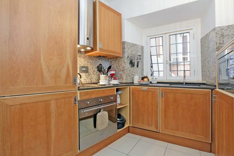 The Spanish Steps Apartment on Via della Mercede - Rome, Italy