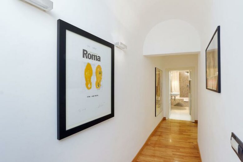 The Spanish Steps Apartment on Via della Mercede - Rome, Italy