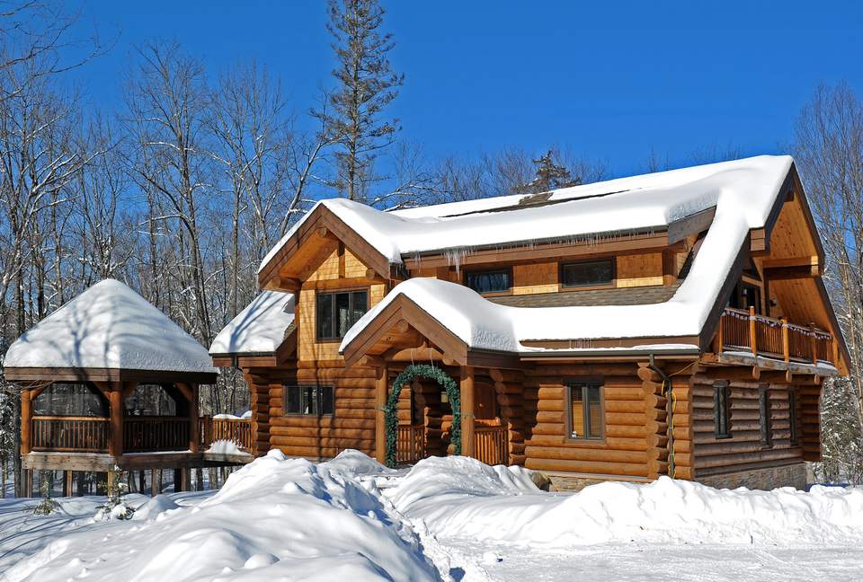 Huge forested riverfront property. 3 minutes to skiing. - Mont Tremblant, Canada