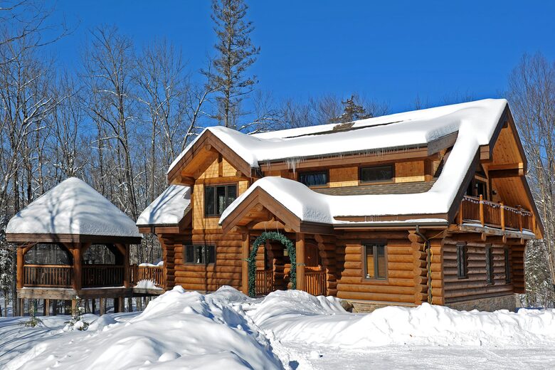 Huge forested riverfront property. 3 minutes to skiing. - Mont Tremblant, Canada
