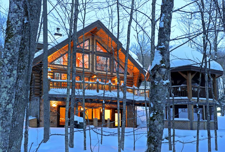 Huge forested riverfront property. 3 minutes to skiing. - Mont Tremblant, Canada