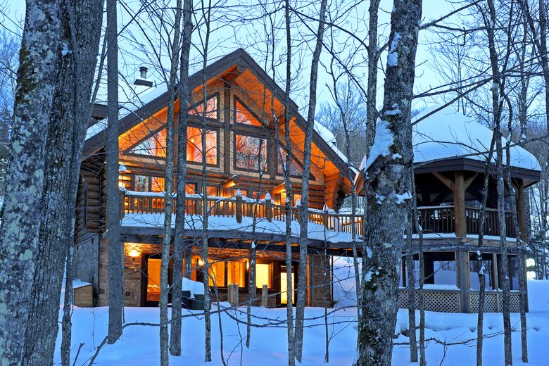 Huge forested riverfront property. 3 minutes to skiing. - Mont Tremblant, Canada