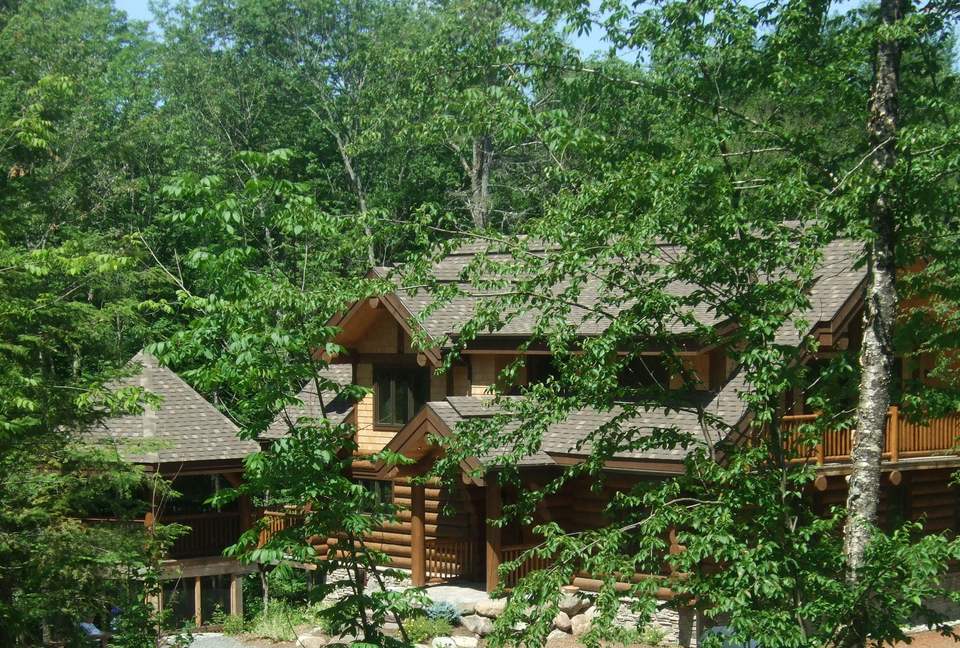 Huge forested riverfront property. 3 minutes to skiing. - Mont Tremblant, Canada