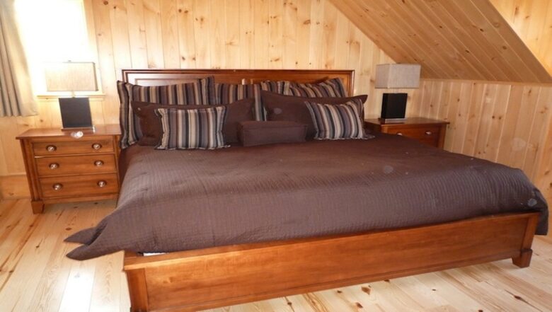 Quebec Luxury Log Home - Mille Isles, Canada