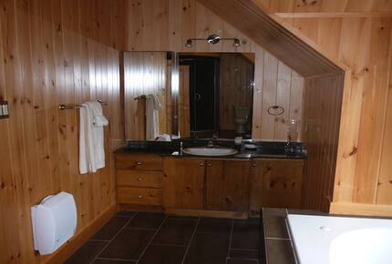 Quebec Luxury Log Home - Mille Isles, Canada