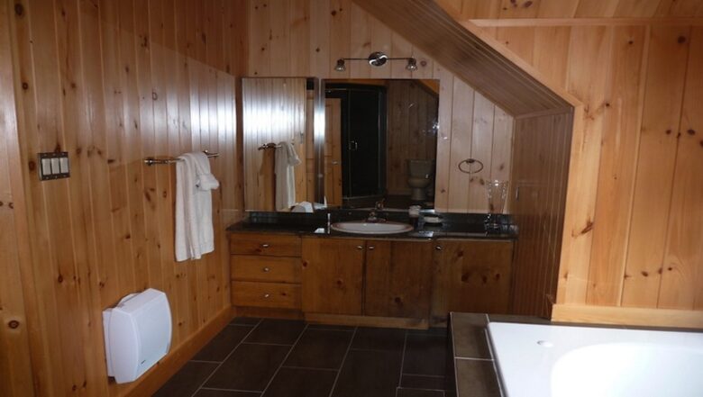 Quebec Luxury Log Home - Mille Isles, Canada