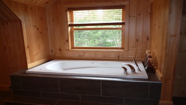 Quebec Luxury Log Home - Mille Isles, Canada