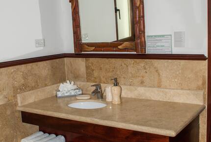 Pristine Bay 3 Bedroom Residence 1103 - Roatan, Honduras